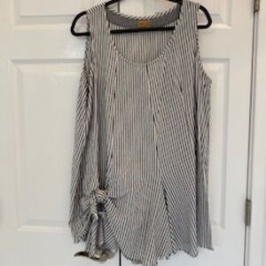 Tulip brand tunic top large